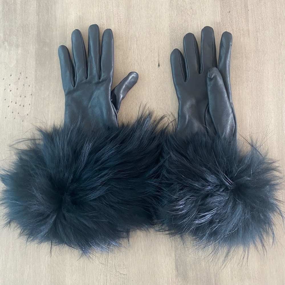 Never worn, brand new women gloves.Genuine leather,cashmere lining.Made in italy